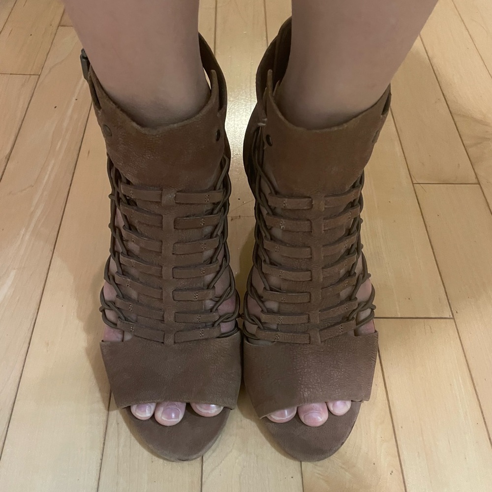 Vince Camuto brown cut out gladiator heels shoes Sz 7